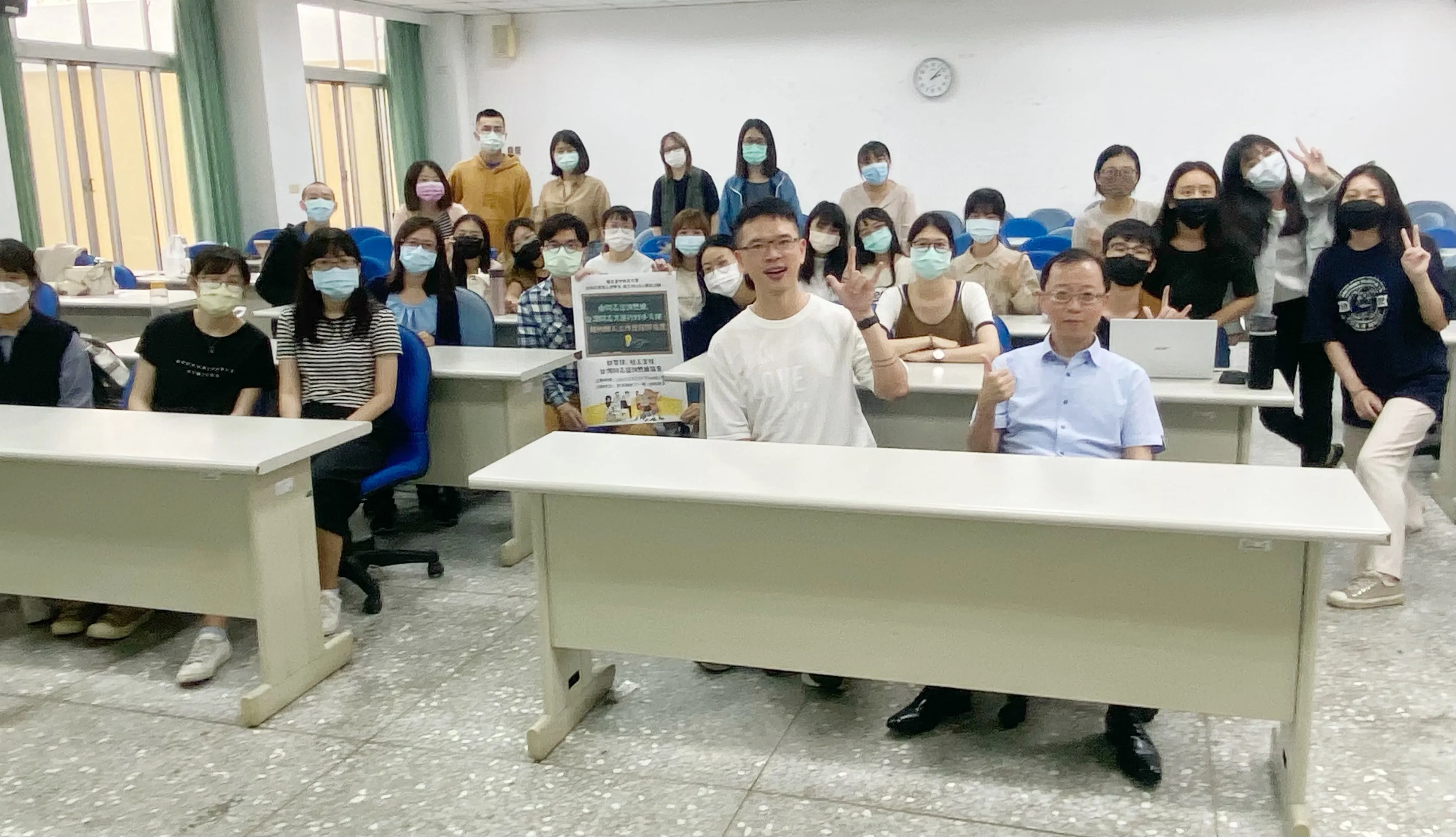110學年度-110.11.17-鄭智偉台灣同志諮詢熱線協會社工主任-由同志諮詢熱線等之助人歷程與省思 第2張