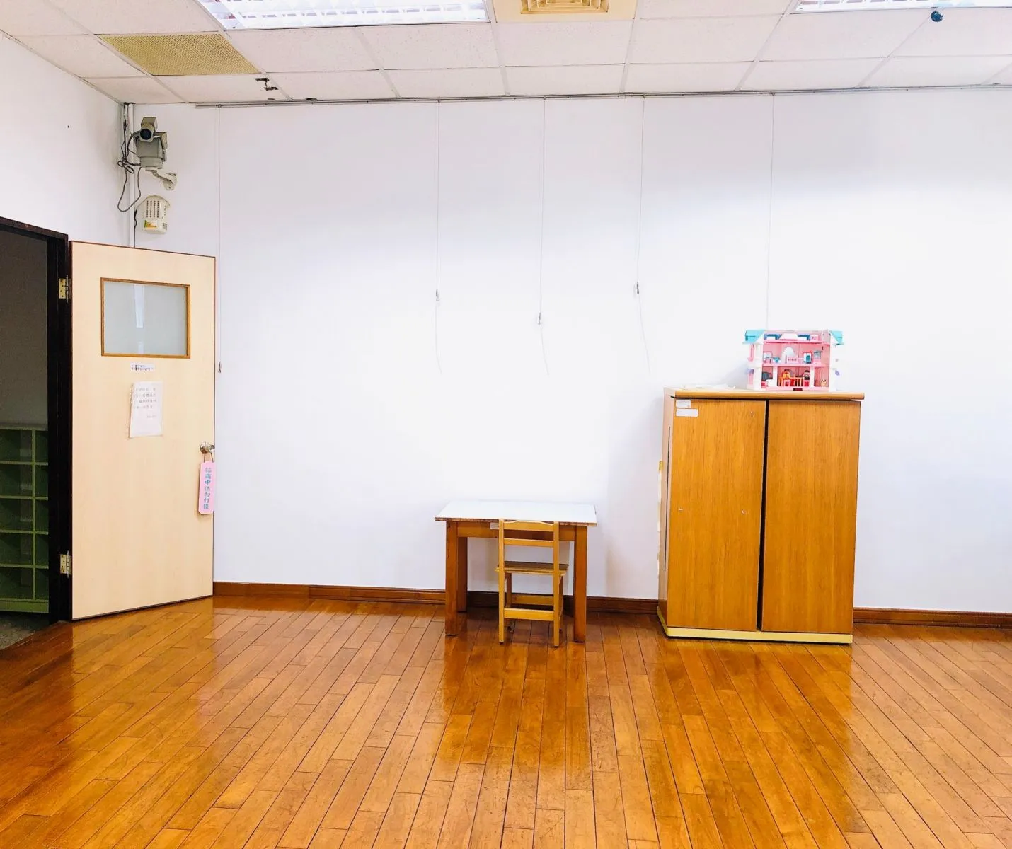 本系擁有多間 專業教室，包含個別諮商室、團體諮商室、心理測驗室以及多間遊戲治療室等。 第9張