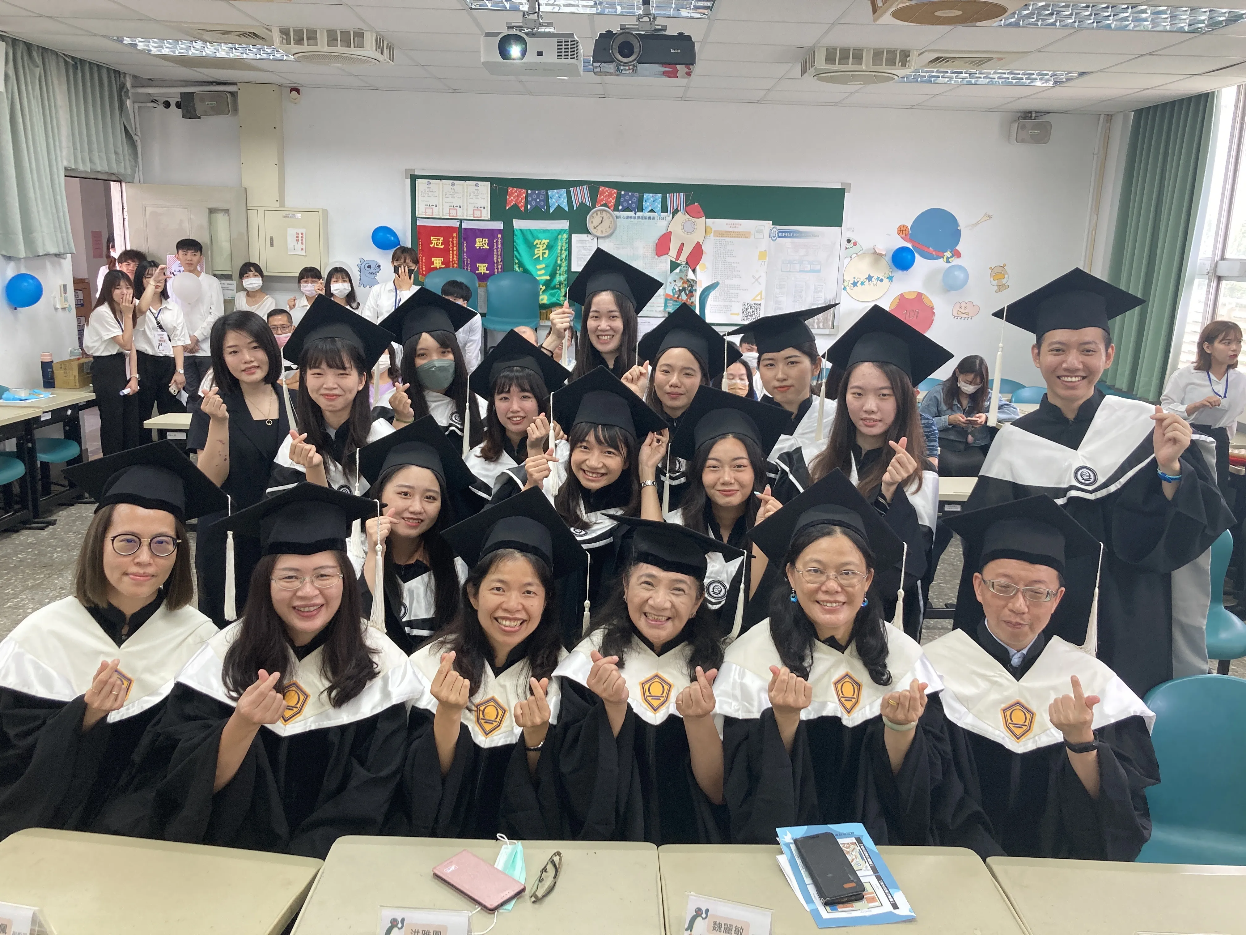 111學年度系畢典 第4張